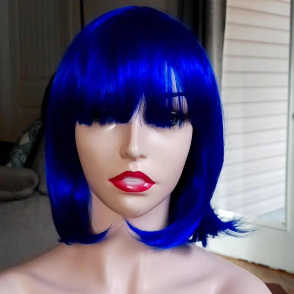 Short bobbed blue wig
